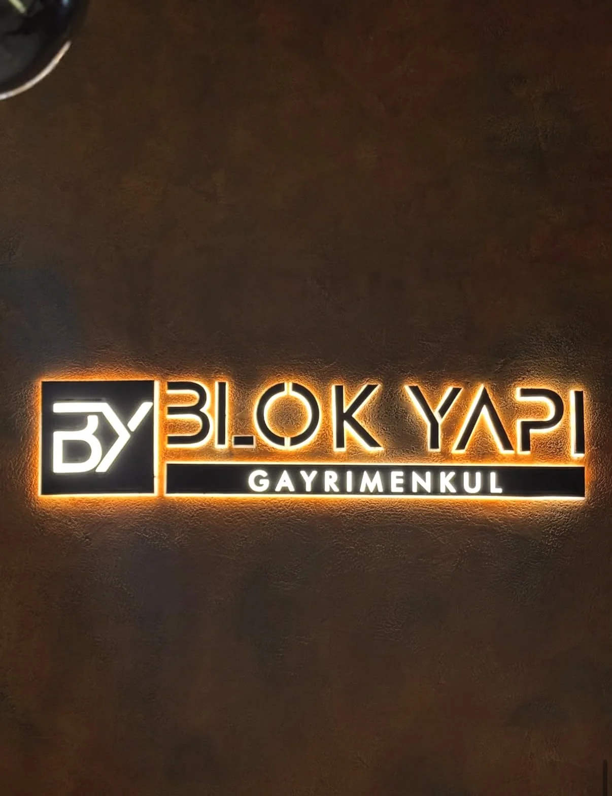 Arkadan ışıklı kutu harf uygulaması