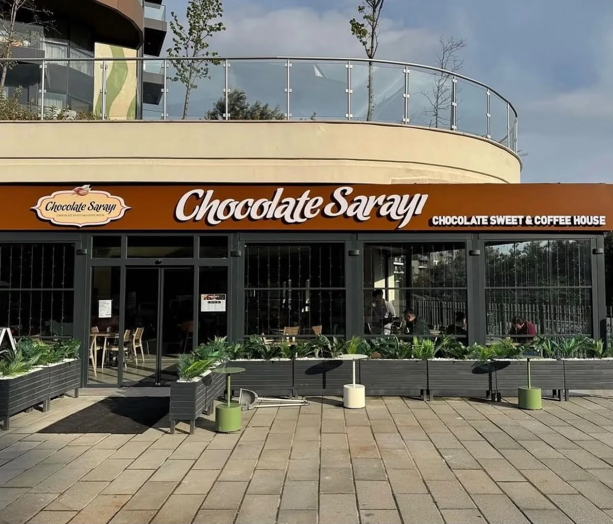 Chocolate Sarayı ışıklı tabela gündüz görünümü
